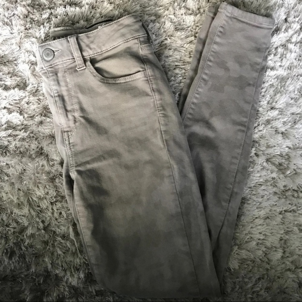 Skinny jeans, subtle camo print